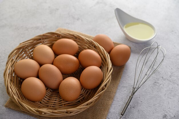 Huevos y aceite preparando comida de cocina
