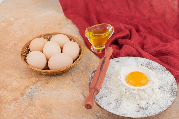 Huevos con aceite en la superficie roja