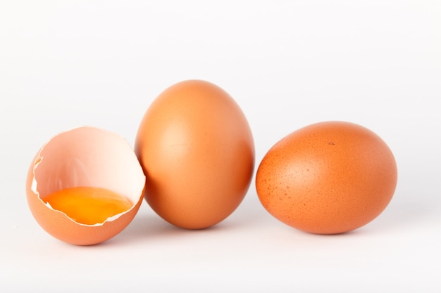 Huevos aislados en superficie blanca