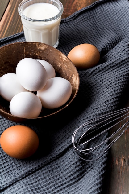 Foto gratuita huevos de alto ángulo y vaso de leche