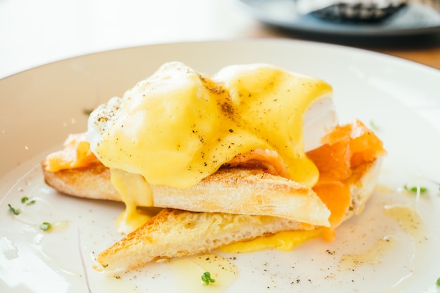 Foto gratuita huevos benedict con salmón ahumado para el desayuno