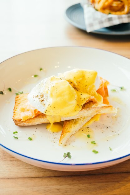 Huevos benedictinos con salmón ahumado para el desayuno