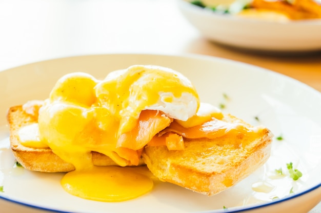 Foto gratuita huevos benedictinos con salmón