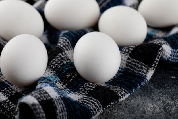 Foto gratuita huevos blancos frescos de pollo sobre mantel