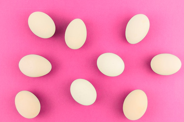 Huevos blancos en rosa