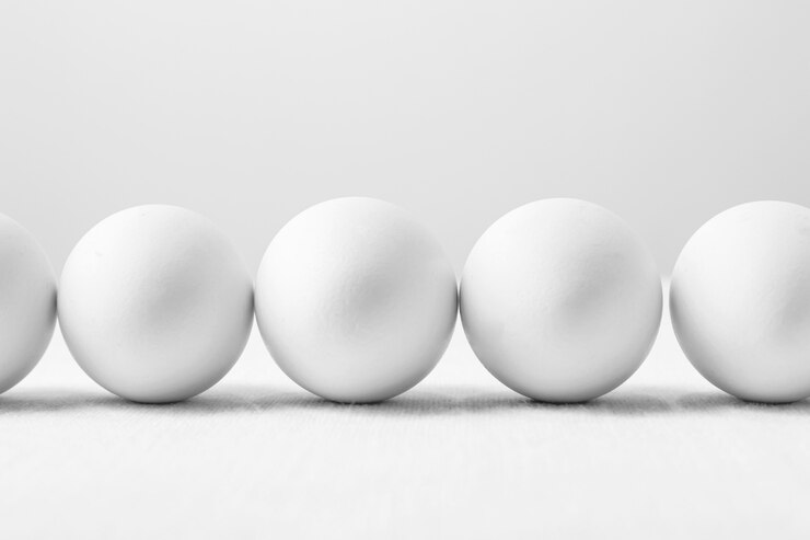 Foto gratuito huevos blancos de vista frontal en la mesa