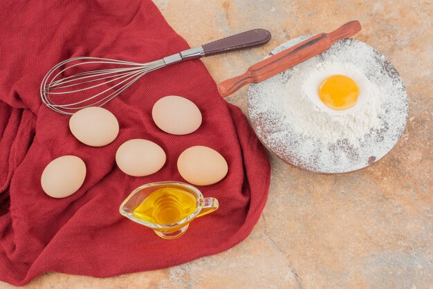 Huevos blancos con yema, harina y aceite