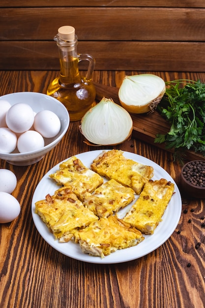 Foto gratuita huevos con cebolla verde especias vista lateral