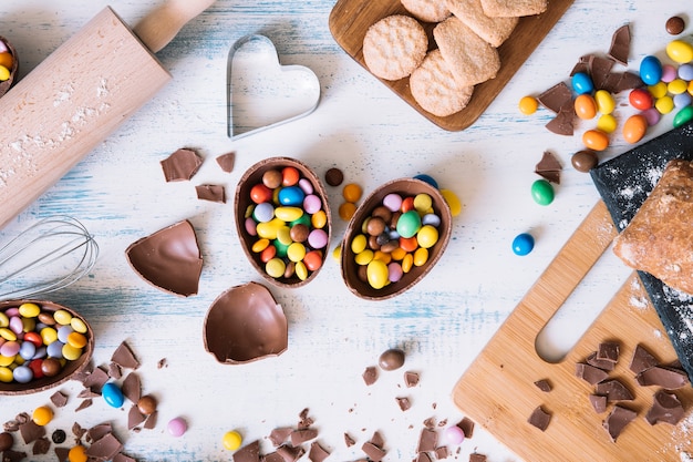 Huevos de chocolate con dulces cerca de pastelería