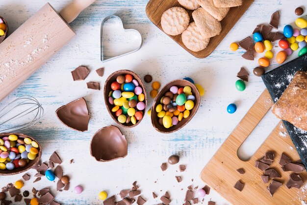 Huevos de chocolate con dulces cerca de pastelería