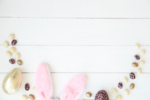 Huevos de chocolate y orejas de conejo de Pascua.