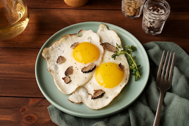 Foto gratuita huevos cocidos de alto ángulo y trufa.