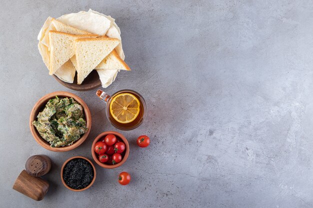 Huevos cocidos con sal y caviar colocados sobre un fondo de piedra.