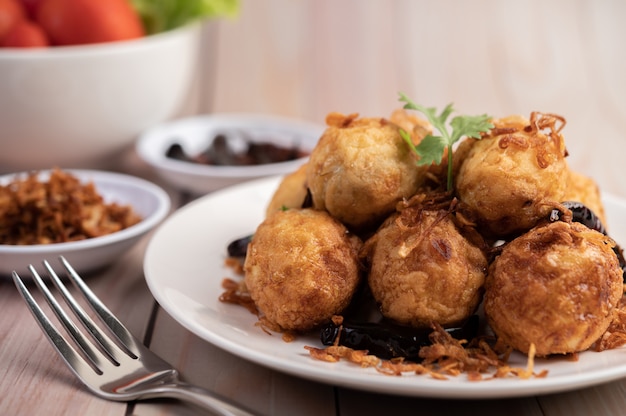 Huevos cocidos salteados con salsa de tamarindo.