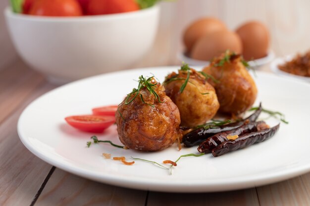 Huevos cocidos salteados con salsa de tamarindo.