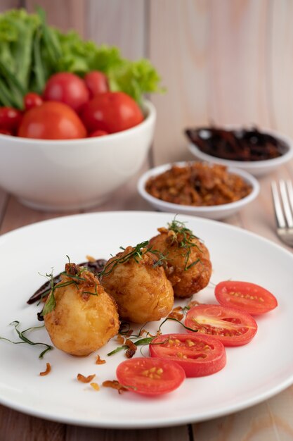 Huevos cocidos salteados con salsa de tamarindo.