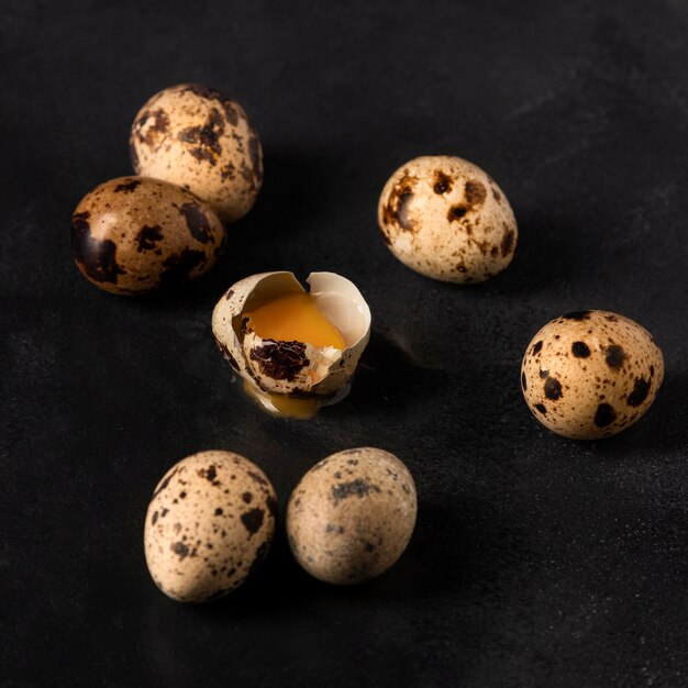 Huevos de codorniz de alto ángulo con cáscara agrietada