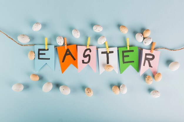 Huevos de codorniz cerca de la escritura de Pascua