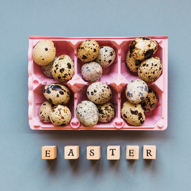 Huevos de codorniz y letras de Pascua