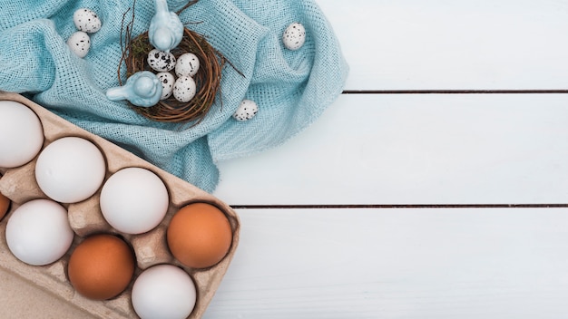 Huevos de codorniz en nido con rejilla.
