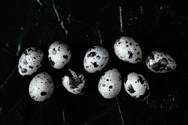 Huevos de codorniz sobre fondo oscuro. Huevos de codorniz crudos. Vista superior