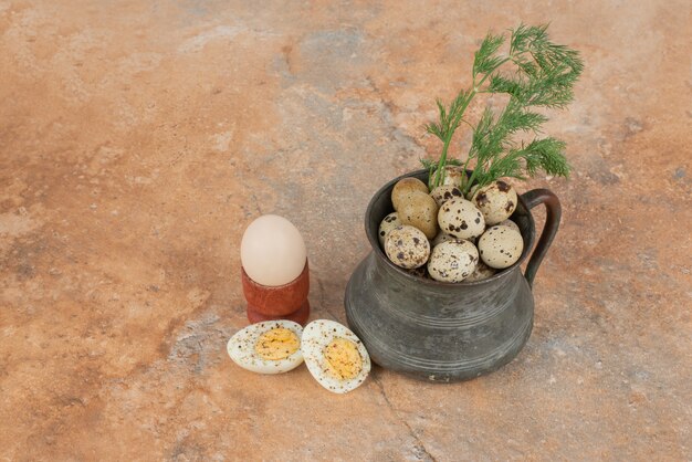 Huevos de codorniz en la taza en la mesa de mármol.