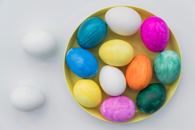 Huevos de colores en bandeja