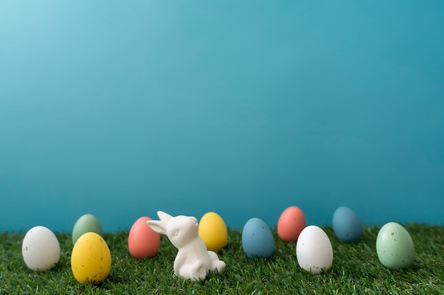 Huevos decorativos con conejo para el día de pascua