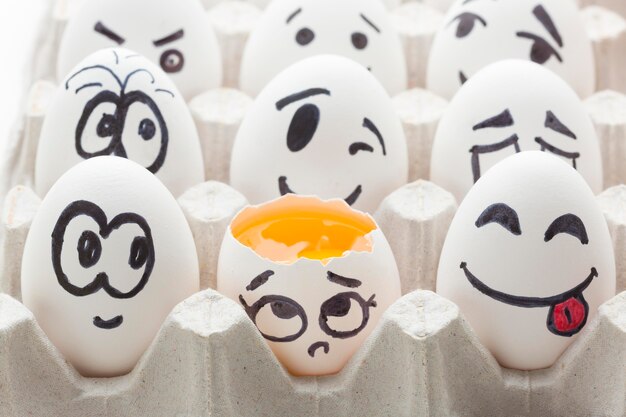 Huevos con dibujo emoji