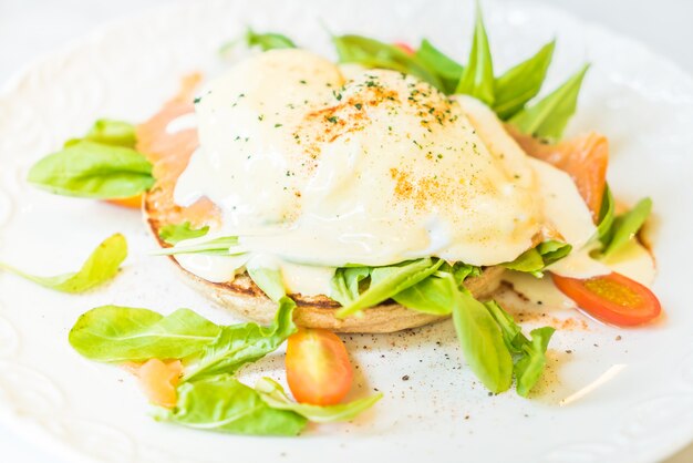 Huevos Escalfados Con Salmón Y Ensalada De Cohetes.