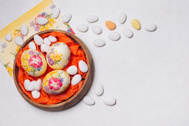Huevos de flores decorados en bandeja.