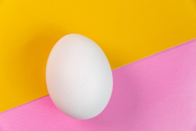 Huevos en el fondo amarillo y rosa.