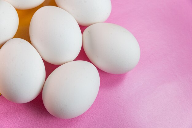 Huevos en el fondo amarillo y rosa.