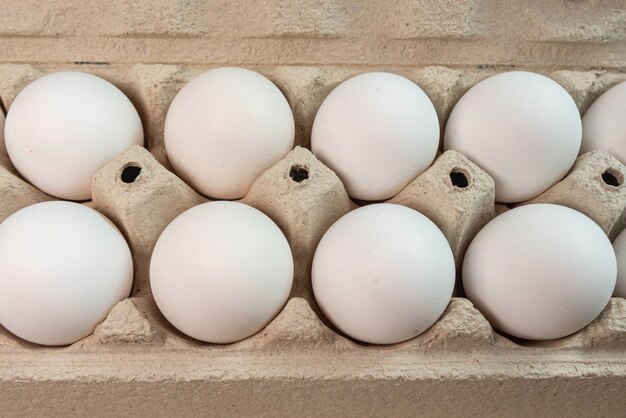 Huevos en el fondo marrón