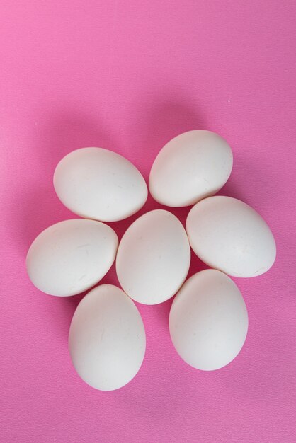 Huevos en el fondo rosa