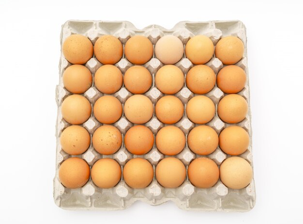 huevos frescos en paquete sobre fondo blanco.