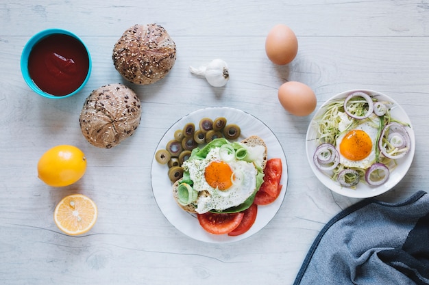 Huevos fritos y bollos para el desayuno