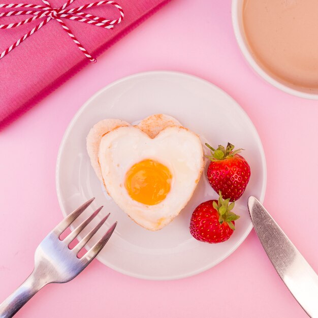 Huevos fritos en forma de corazón