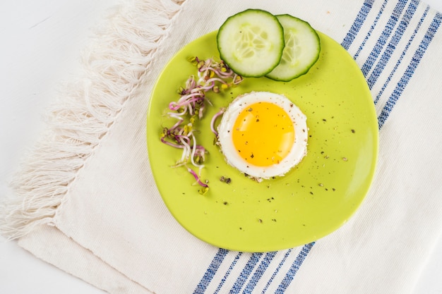 Huevos fritos con pepino