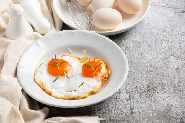 Huevos fritos en un plato blanco