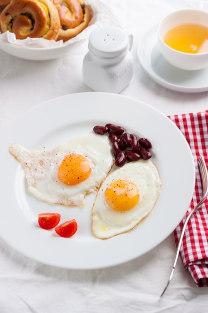 Huevos fritos en un plato