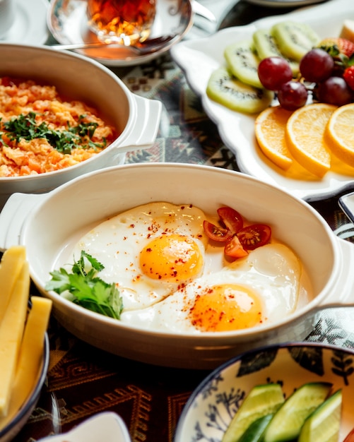 Huevos fritos con rodajas de tomate encima