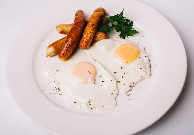 Foto gratuita huevos fritos con salchichas