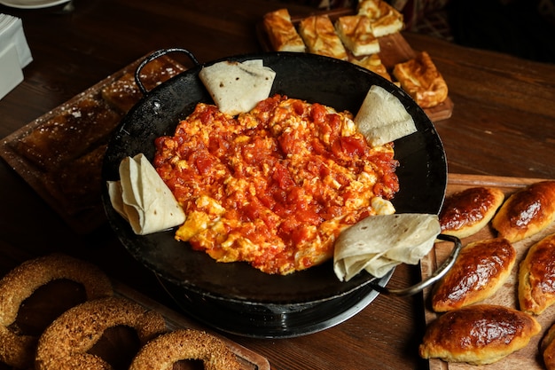 Huevos fritos con tomate y lavash