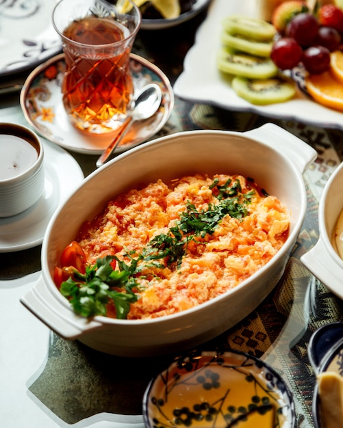 Huevos fritos con tomate con té en vaso de armudu