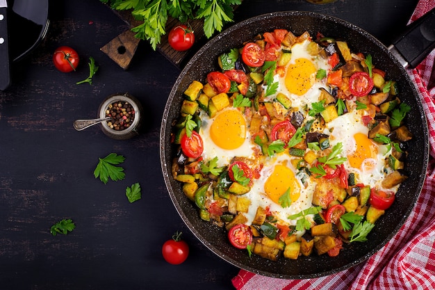 Huevos fritos con verduras