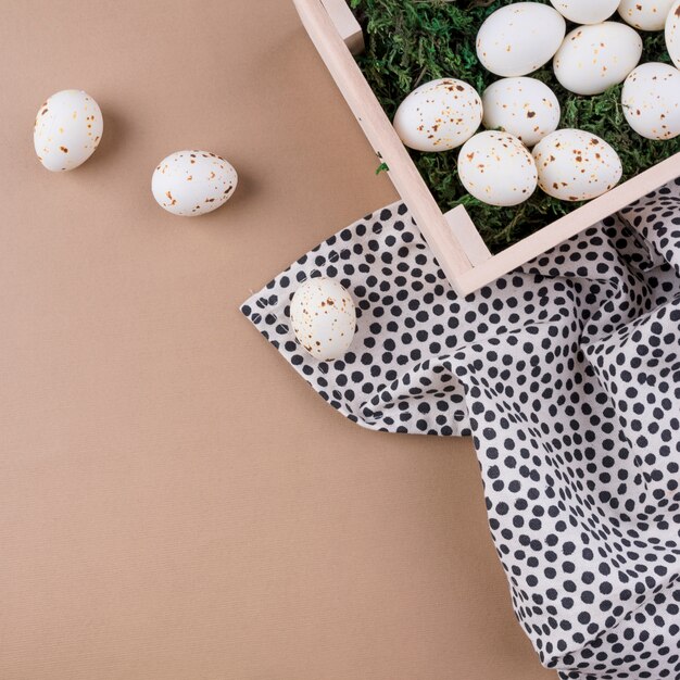 Huevos de gallina blanca en caja