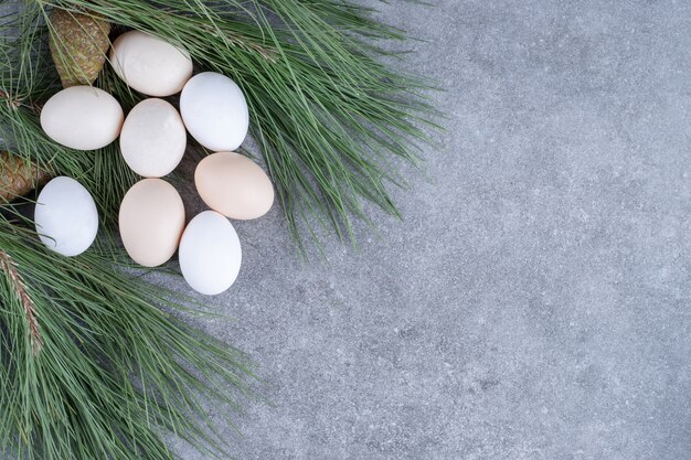 Huevos de gallina blanca fresca sobre una superficie de mármol