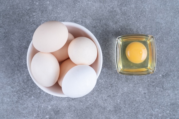 Foto gratuita huevos de gallina cruda blanca fresca en una placa blanca.
