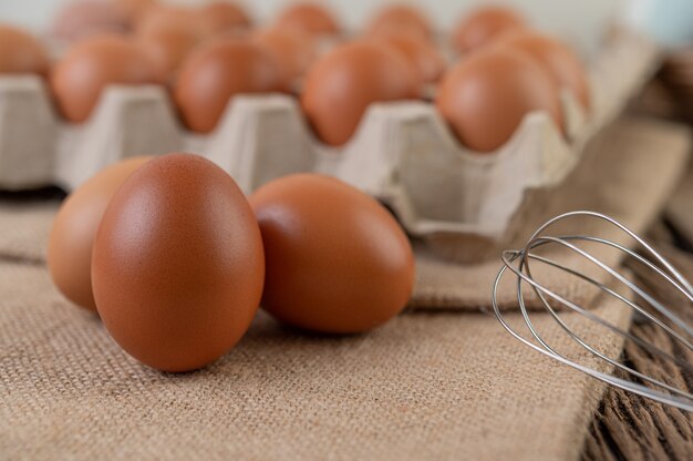 Huevos de gallina cruda comida orgánica para una buena salud alta en proteínas.